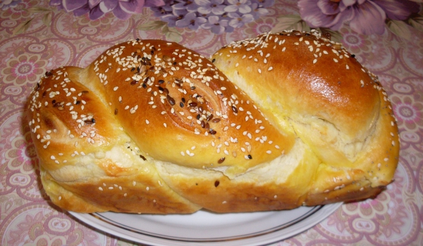 Хлебче със 2 вида сирена